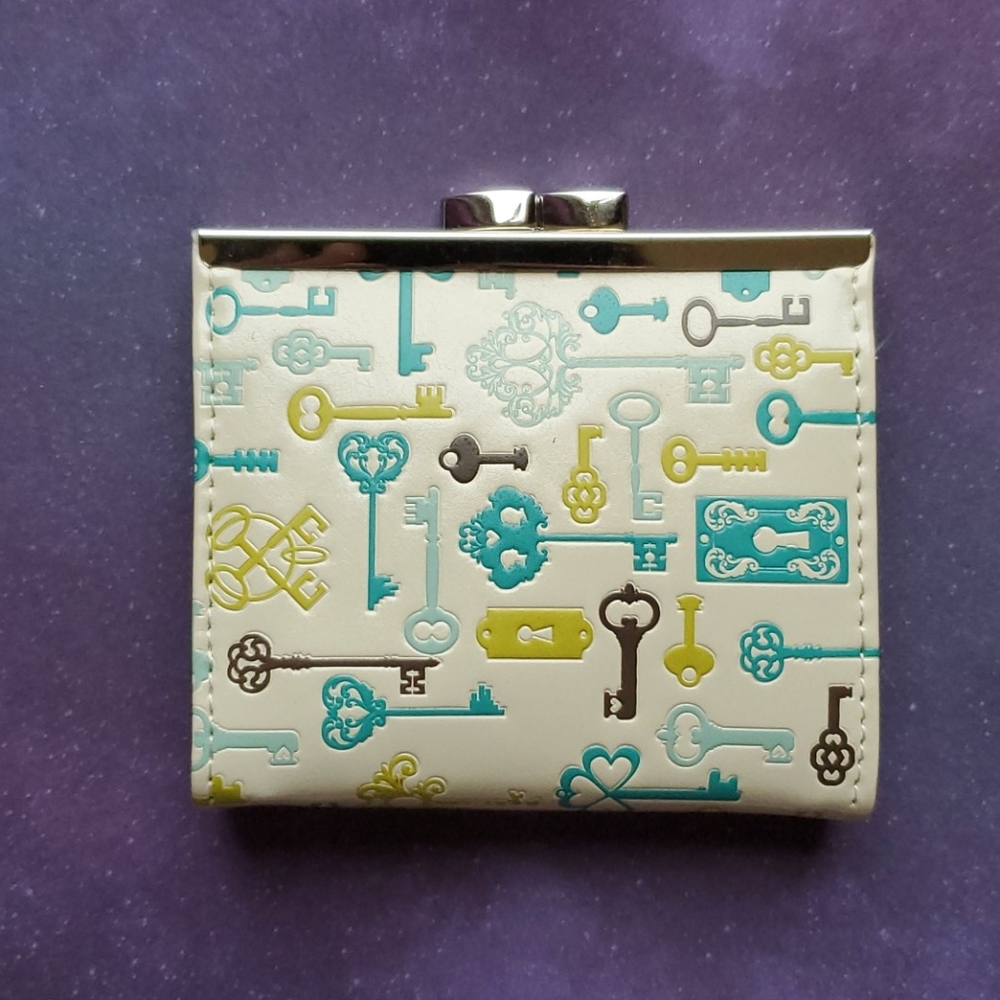 NWT Cream Coin Purse-Skeleton Key Kiss Lock Wallet - Picture 1 of 8